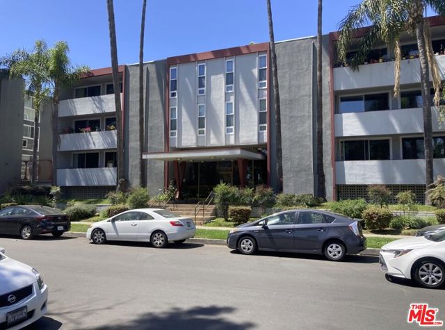 4915 Tyrone Avenue, Sherman Oaks CA: https://media.crmls.org/mediaz/4a7f3219-ce8f-4928-bc50-c1115bc2463f.jpg