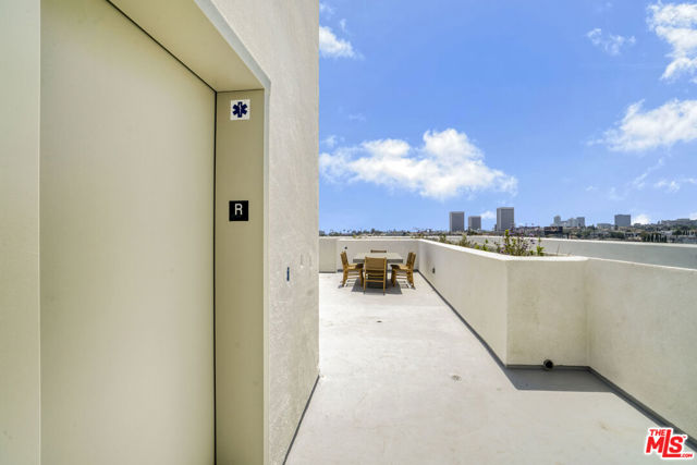 1822 Overland Avenue, Los Angeles CA: https://media.crmls.org/mediaz/4a7f6bf4-c661-4e84-90f1-22fd2f0b3212.jpg