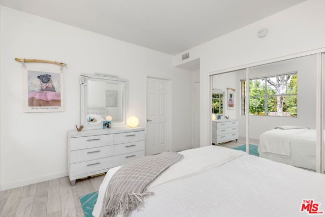 4342 Redwood Avenue, Marina del Rey CA: https://media.crmls.org/mediaz/4a7f79a3-dd06-4ae3-9c85-37bcac0f39d7.jpg