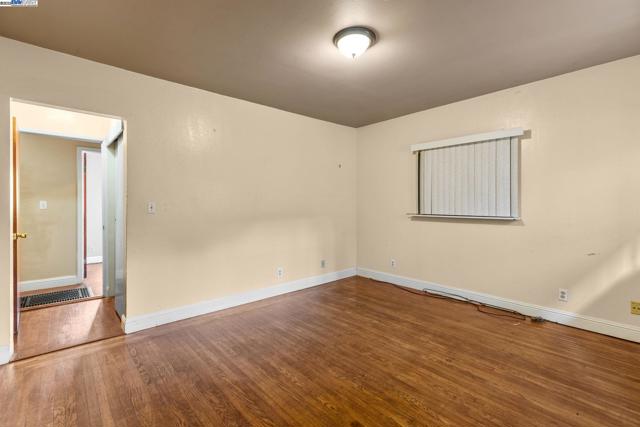 2825 Marlborough Avenue, Redwood City CA: https://media.crmls.org/mediaz/4a7f9ae0-f39c-4ace-8ee3-4a156d76ea8f.jpg