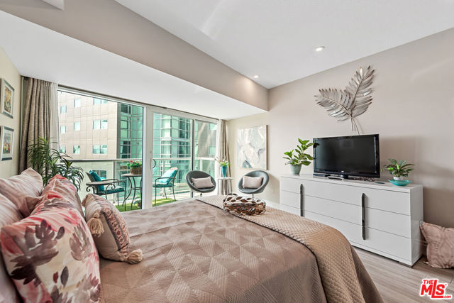 13600 Marina Pointe Drive, Marina del Rey CA: https://media.crmls.org/mediaz/4a8046f5-c45c-4fec-bcef-318a25db73aa.jpg
