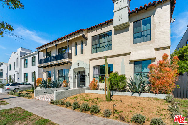 7223 Willoughby Avenue, Los Angeles CA: https://media.crmls.org/mediaz/4a817e42-d297-4131-b738-b30b4d8d00dd.jpg