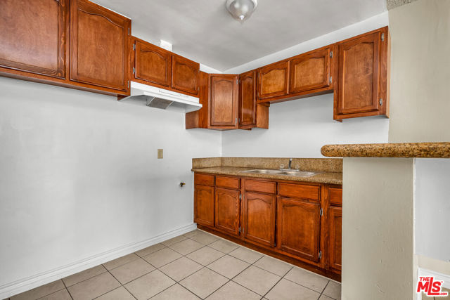 1095 W 39th Street, Los Angeles CA: https://media.crmls.org/mediaz/4a821306-8e0f-4056-98e5-a249d4fbe282.jpg