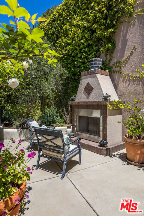 3943 Avenida Del Sol, Studio City CA: https://media.crmls.org/mediaz/4a822a04-bda0-49c5-b539-703d0a667697.jpg