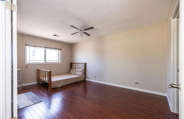 477 Clifford Ct, Bay Point CA: https://media.crmls.org/mediaz/4a825f21-d7ff-4cdd-a695-2379a813cb39.jpg