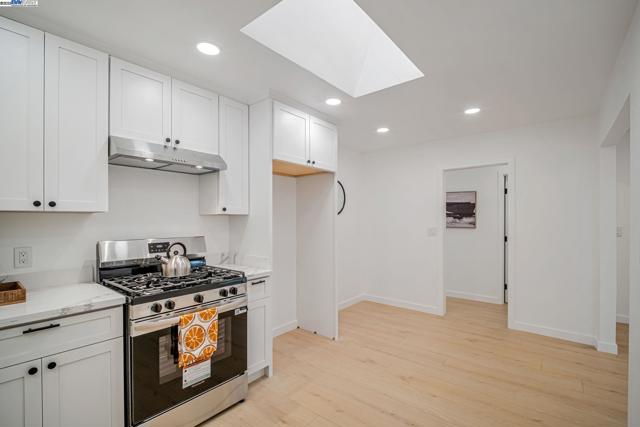 18760 Sandy Rd, Castro Valley CA: https://media.crmls.org/mediaz/4a83ff97-e7b6-4bdc-b237-3b5c43d3963f.jpg