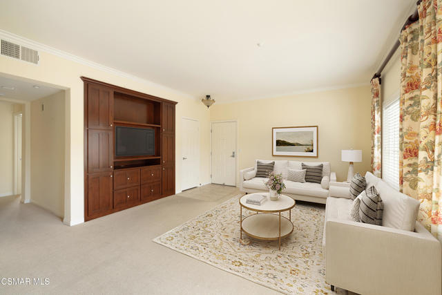 485 Country Club Drive, Simi Valley CA: https://media.crmls.org/mediaz/4a845585-9618-4327-b159-ef8a2e32f3cd.jpg