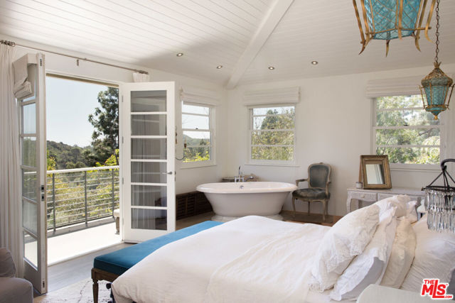 3220 Tahoe Place, Los Angeles CA: https://media.crmls.org/mediaz/4a846885-7e8f-483a-870d-b90bdcf588d1.jpg