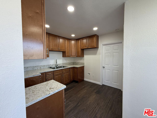 159 E 47th Street, Los Angeles CA: https://media.crmls.org/mediaz/4a8508e9-bb4f-4a62-833e-877af79222a6.jpg