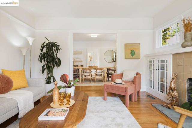 1814 Carleton ST, Berkeley CA: https://media.crmls.org/mediaz/4a8590ec-5024-4dfc-93f9-4d6126b57873.jpg