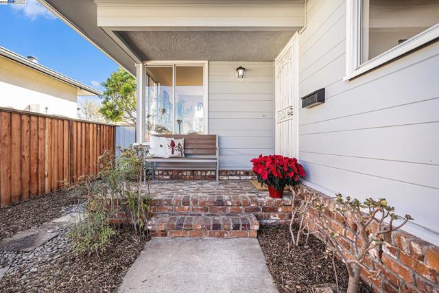 612 Glenwood Isle, Alameda, California 94501, 3 Bedrooms Bedrooms, ,2 BathroomsBathrooms,Single Family Residence,For Sale,Glenwood Isle,41083571