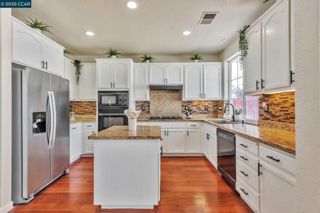 237 Dutra Vernaci Dr, Union City CA: https://media.crmls.org/mediaz/4a864696-cdc6-473f-b9eb-321662dbbec8.jpg
