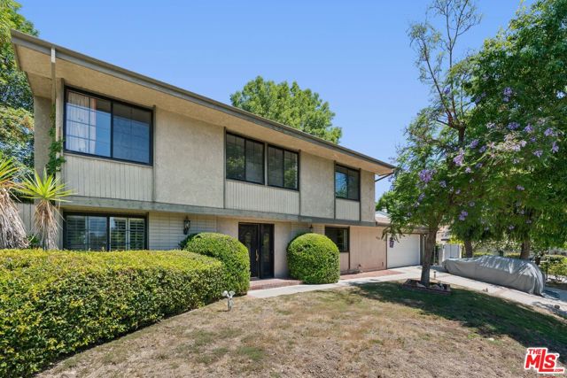 5557 Franrivers Avenue photo 2
