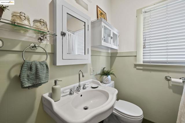 393 43Rd St, Oakland CA: https://media.crmls.org/mediaz/4a886693-7fea-4410-84e2-ed4ac40dd62d.jpg