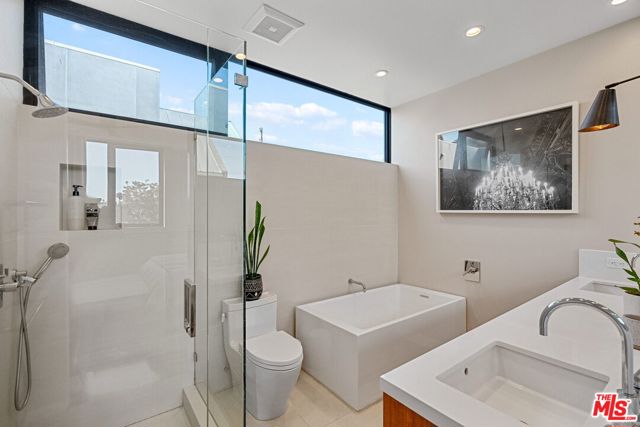 1102 Amoroso Place, Venice CA: https://media.crmls.org/mediaz/4a88c5c5-6cbf-40fd-931e-8eb725e65a43.jpg