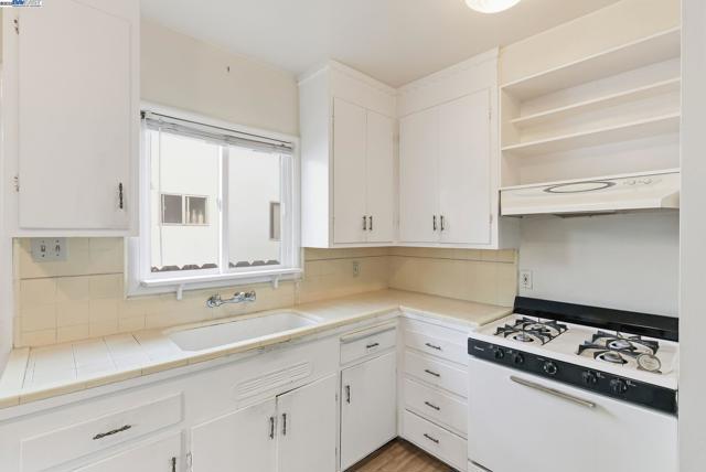 2133 Clinton Ave, Alameda CA: https://media.crmls.org/mediaz/4a88d0d2-d2b5-4d55-ad0e-f1df31a64519.jpg