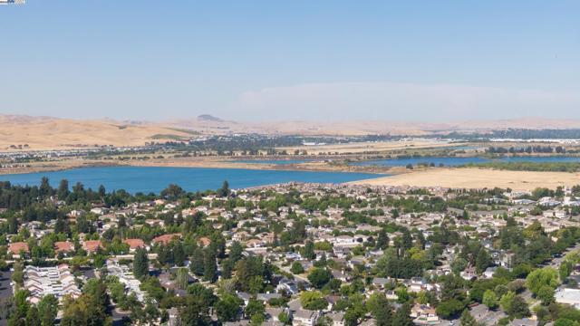 1984 Brooktree Way, Pleasanton CA: https://media.crmls.org/mediaz/4a890c3f-f0d1-47c3-b94b-eb5ecd771074.jpg