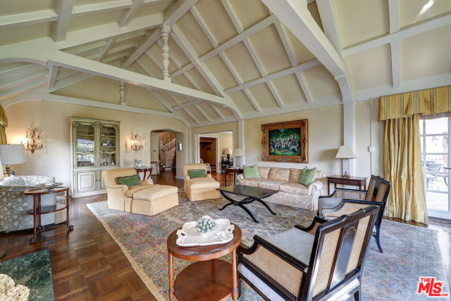 322 N June Street, Los Angeles CA: https://media.crmls.org/mediaz/4a8a160b-42c5-435c-b6b6-f9f309299d58.jpg