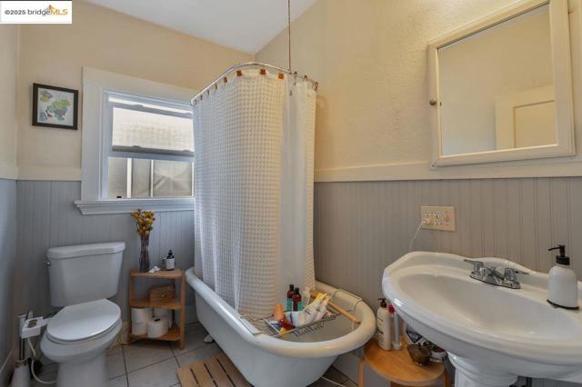 5537 Claremont Ave, Oakland CA: https://media.crmls.org/mediaz/4a8abd94-c48a-4253-a475-223a8479031d.jpg