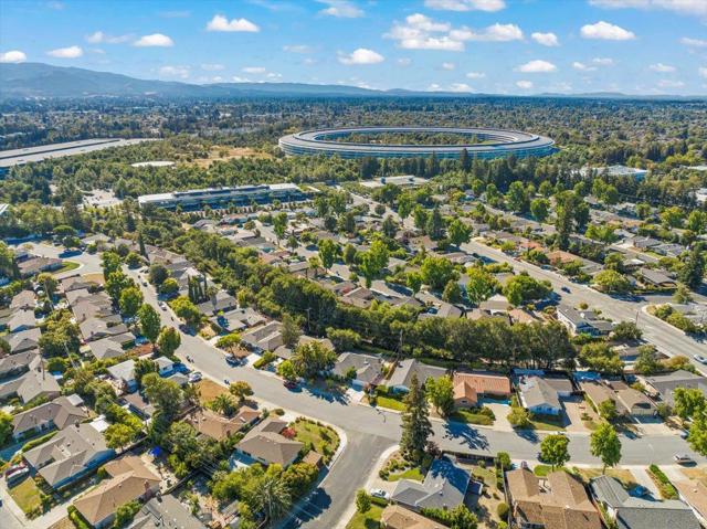 495 Giannini Drive, Santa Clara CA: https://media.crmls.org/mediaz/4a8b1e2b-93a7-4975-845f-4fd42e8c8544.jpg