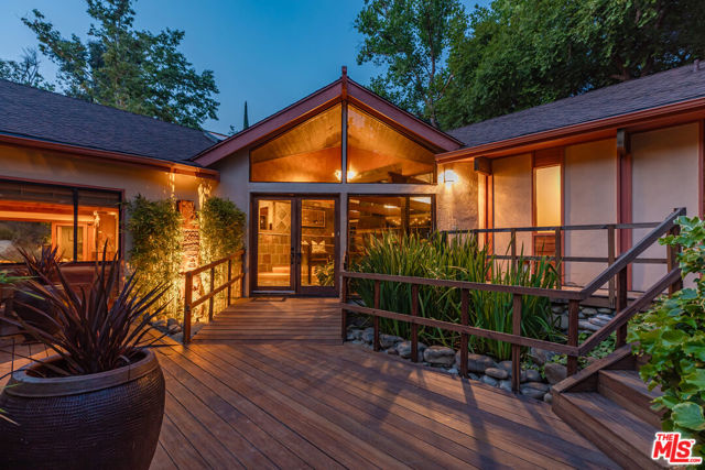 1064 Meadows End Drive, Calabasas, CA 91302