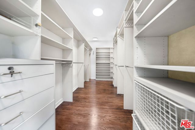 1004 N Beverly Drive, Beverly Hills CA: https://media.crmls.org/mediaz/4a8c671b-ac3b-425a-b3a5-a4a697c0baeb.jpg