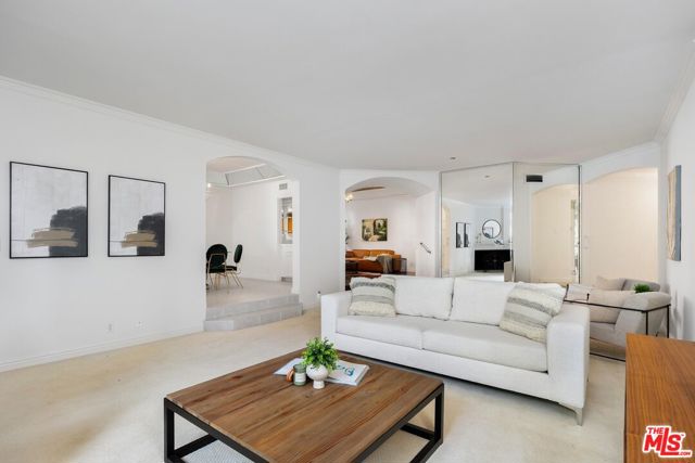 5333 Zelzah Avenue, Encino CA: https://media.crmls.org/mediaz/4a8c8380-c2e4-4470-bee7-c252cc5c2483.jpg
