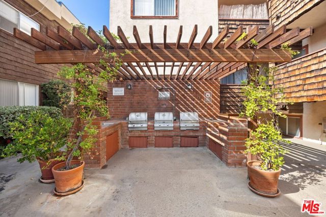 5400 Newcastle Avenue, Encino CA: https://media.crmls.org/mediaz/4a8d3547-3825-44fe-8a2b-32f1d4e5d137.jpg