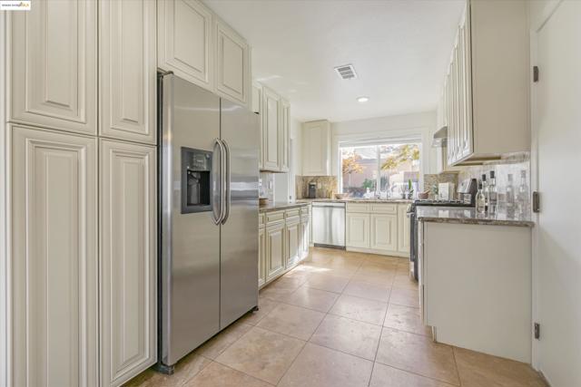15 Long Creek Cir, Clayton CA: https://media.crmls.org/mediaz/4a8e208c-31a3-4962-9e8d-f2df683de060.jpg