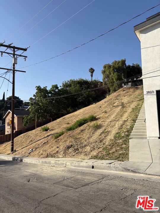 3909 Dobinson Street, Los Angeles CA: https://media.crmls.org/mediaz/4a8e5f1b-068a-4f43-96f5-1c55179addc4.jpg