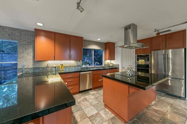 10164 Vivera Dr, La Mesa CA: https://media.crmls.org/mediaz/4a8ed17e-b565-4917-819d-62a45b9cd089.jpg