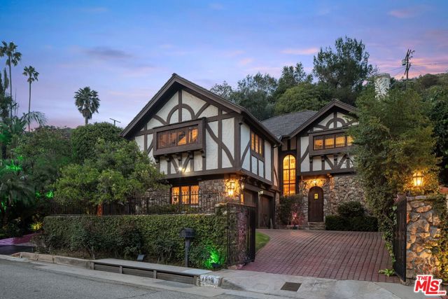 1610 N Beverly Drive, Beverly Hills CA: https://media.crmls.org/mediaz/4a8f085a-d026-4fa1-b45d-63751484b669.jpg