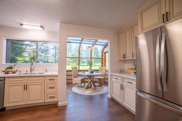 4652 Fairway Drive, Rohnert Park CA: https://media.crmls.org/mediaz/4a8f3dff-5711-4774-97e4-73d94f989a5f.jpg