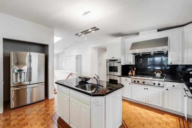 3920 Lakemead Way, Redwood City CA: https://media.crmls.org/mediaz/4a8f8553-3d1e-4143-a1b6-01b68a0398a2.jpg