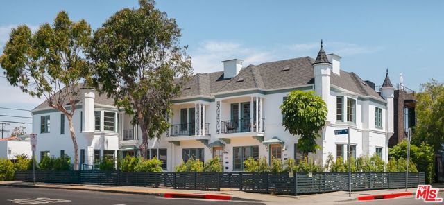515 1/2 Rose Avenue, Venice CA: https://media.crmls.org/mediaz/4a90a9d4-81e7-4609-b556-d69d78c347ca.jpg