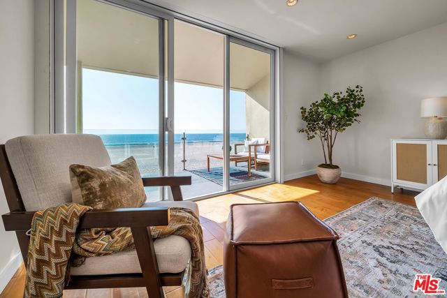 4 Lighthouse Street, Marina del Rey CA: https://media.crmls.org/mediaz/4a90bf80-3c33-426e-b8f7-83c095cceed7.jpg