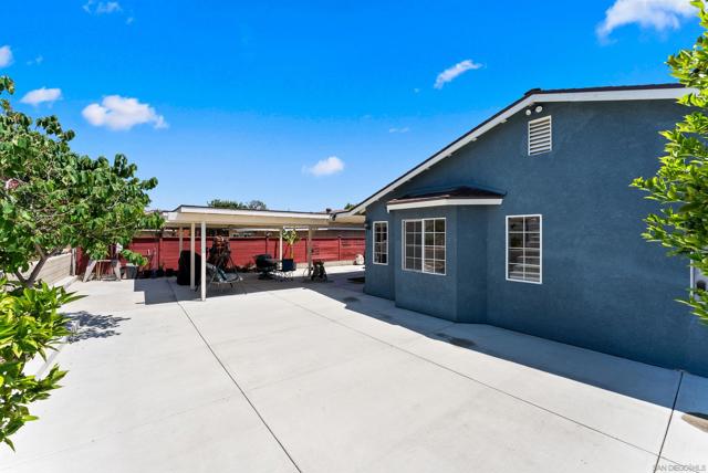 240 Ledgewood Ln, San Diego CA: https://media.crmls.org/mediaz/4a923605-fa4d-42d8-9556-80edb8abbe01.jpg