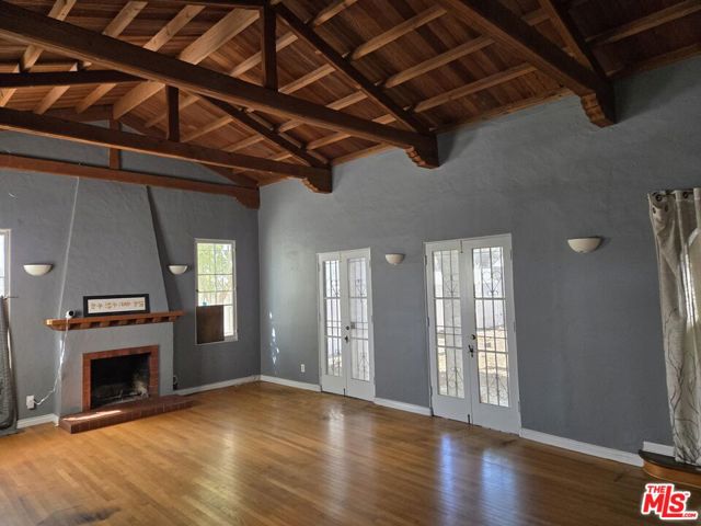 143 S Highland Avenue, Los Angeles CA: https://media.crmls.org/mediaz/4a926402-b653-425a-b528-97fab5545373.jpg
