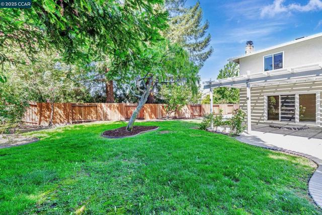 321 Chardonnay Cir, Clayton CA: https://media.crmls.org/mediaz/4a93a627-f11d-4207-ad8f-bfd29ae3158a.jpg