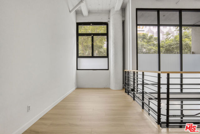 330 W 11th Street, Los Angeles CA: https://media.crmls.org/mediaz/4a941228-c6c3-4c61-8bbc-8cc25340cfff.jpg