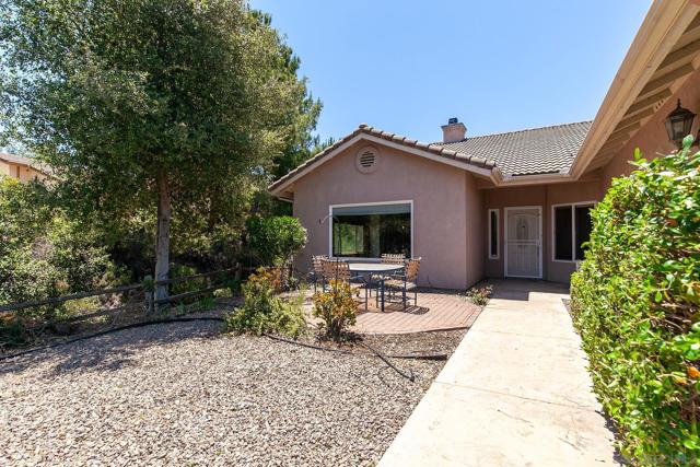 25151 Hereford Dr, Ramona CA: https://media.crmls.org/mediaz/4a9477fe-b28f-4eca-927c-d6081ff15e38.jpg