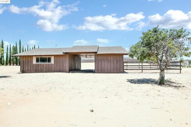 918 Carpenter Rd, Oakley CA: https://media.crmls.org/mediaz/4a949b80-3b81-4dfb-841b-2d5c165b64f5.jpg