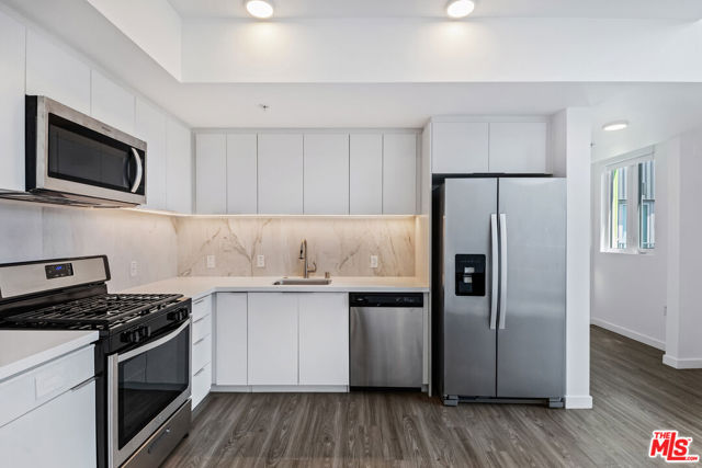 5750 E Hollywood Boulevard, Los Angeles CA: https://media.crmls.org/mediaz/4a94a2b3-fc95-4705-9b95-97b6d08a2852.jpg