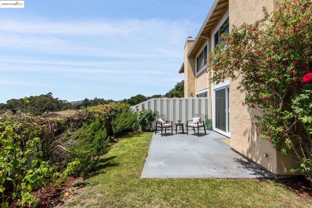 93 Thousand Oaks St, Oakland CA: https://media.crmls.org/mediaz/4a94e19f-5a8a-4d14-b0a4-d049b906d630.jpg