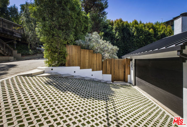 2425 Rinconia Drive, Los Angeles CA: https://media.crmls.org/mediaz/4a95dd45-46d6-4138-8a5b-f1e430692c1b.jpg