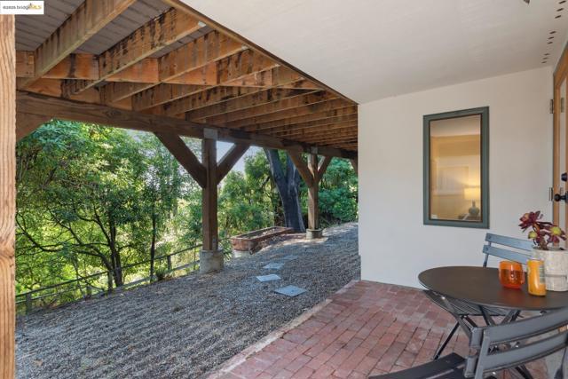 1270 Queens Rd, Berkeley CA: https://media.crmls.org/mediaz/4a96daae-06dd-4c0d-ba50-8940103164cb.jpg