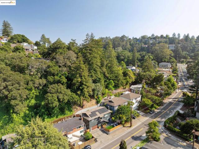 5646 Thornhill Dr, Oakland CA: https://media.crmls.org/mediaz/4a96e1b6-8660-4a62-9190-e8da2ab42fef.jpg