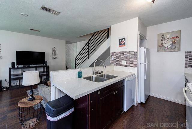 9855 Mission Greens Ct, Santee CA: https://media.crmls.org/mediaz/4a971a61-86ee-4b47-bae1-a7ba8f602574.jpg