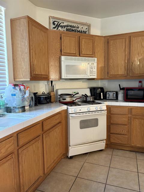 Detail Gallery Image 3 of 36 For 33510 Cedar Creek Ln, Lake Elsinore,  CA 92532 - 4 Beds | 2/1 Baths