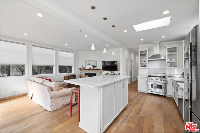 29500 Heathercliff Road, Malibu CA: https://media.crmls.org/mediaz/4a97973e-8e61-46e0-a473-cab1d4d5aa9b.jpg